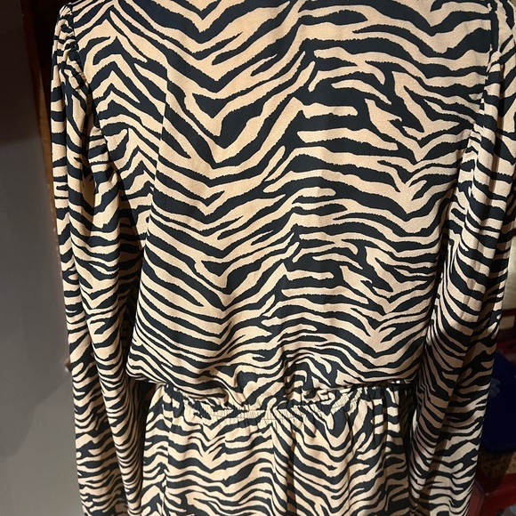 Adorable flowy tiger striped blouse with buttons size small - Picture 3 of 5